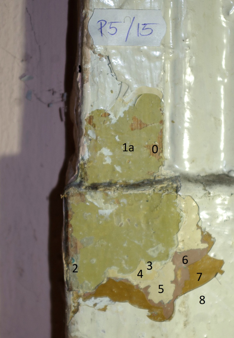 Stolarka drzwiowa D1 - profilowana listwa maskująca. Odkrywka P5/15 Odkrywka pokazuje dobrze zachowaną pierwotną warstwę malarską.