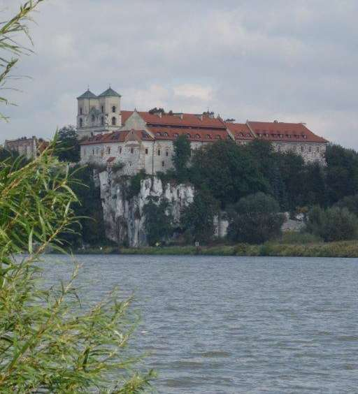 ...można się pomodlić Można też udać się do opactwa benedyktynów w Tyńcu i zamieszkać w wygodnych pokojach na terenie dwunastowiecznego klasztoru.