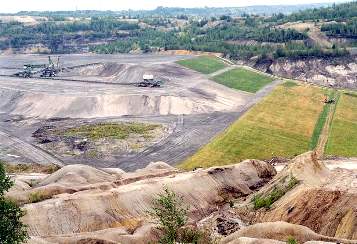 System drenażowy i system sprowadzenia wód powierzchniowych wraz ze zbiornikami i pompownią; System punktów kontrolno-pomiarowych do kontroli stateczności geotechnicznej bryły rekultywacji i system