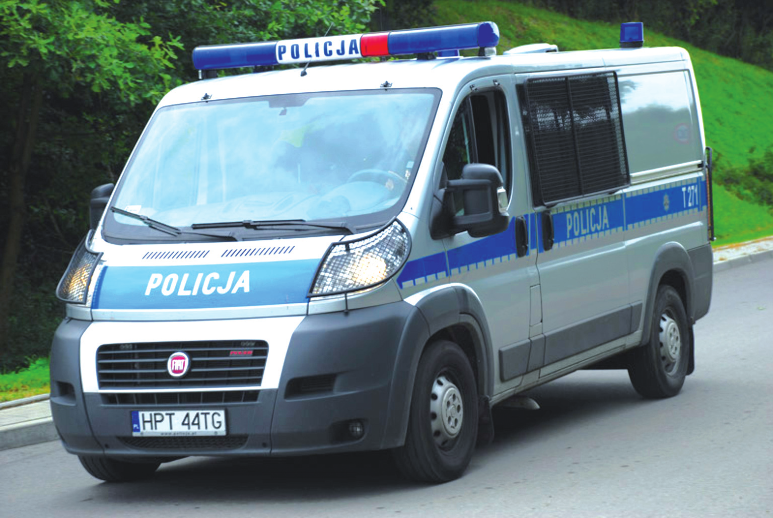 22 Rys. 2. Samochód Fiat Ducato wykorzystywany przez policję [36] Fig. 2. Car Fiat Ducato used by the Police [36] Na podstawie przedstawionego opisu zawieszeń obu modelowanych pojazdów można zauważyć pewne podobieństwo ich własności.