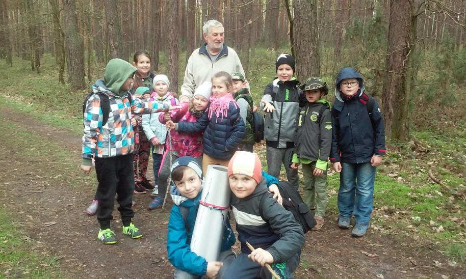 Wywiad z osobą, która mieszka blisko miejsca pamięci. Możecie go zapisać, nagrać lub nakręcić krótki film.