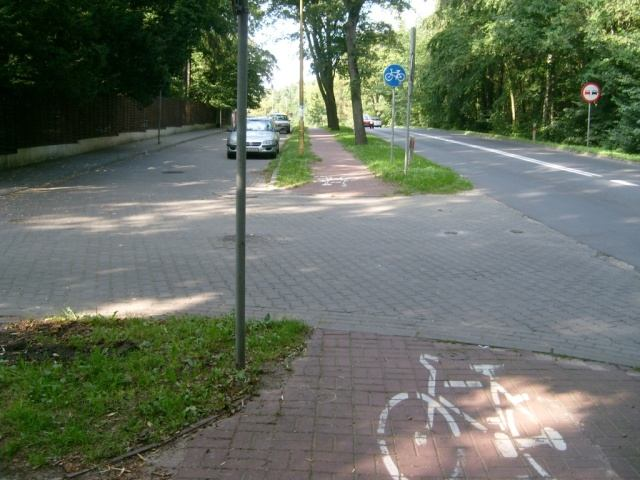 Zegadłowicza_001SK/210(SKR) -Gałęzie drzewa w skrajni poziomej drogi dla rowerów. Zegadłowicza_001SK/280-300(OZN) -Brak wyznaczonych przejazdów dla rowerzystów (znak poziomy P-11) przez ul. Majową.