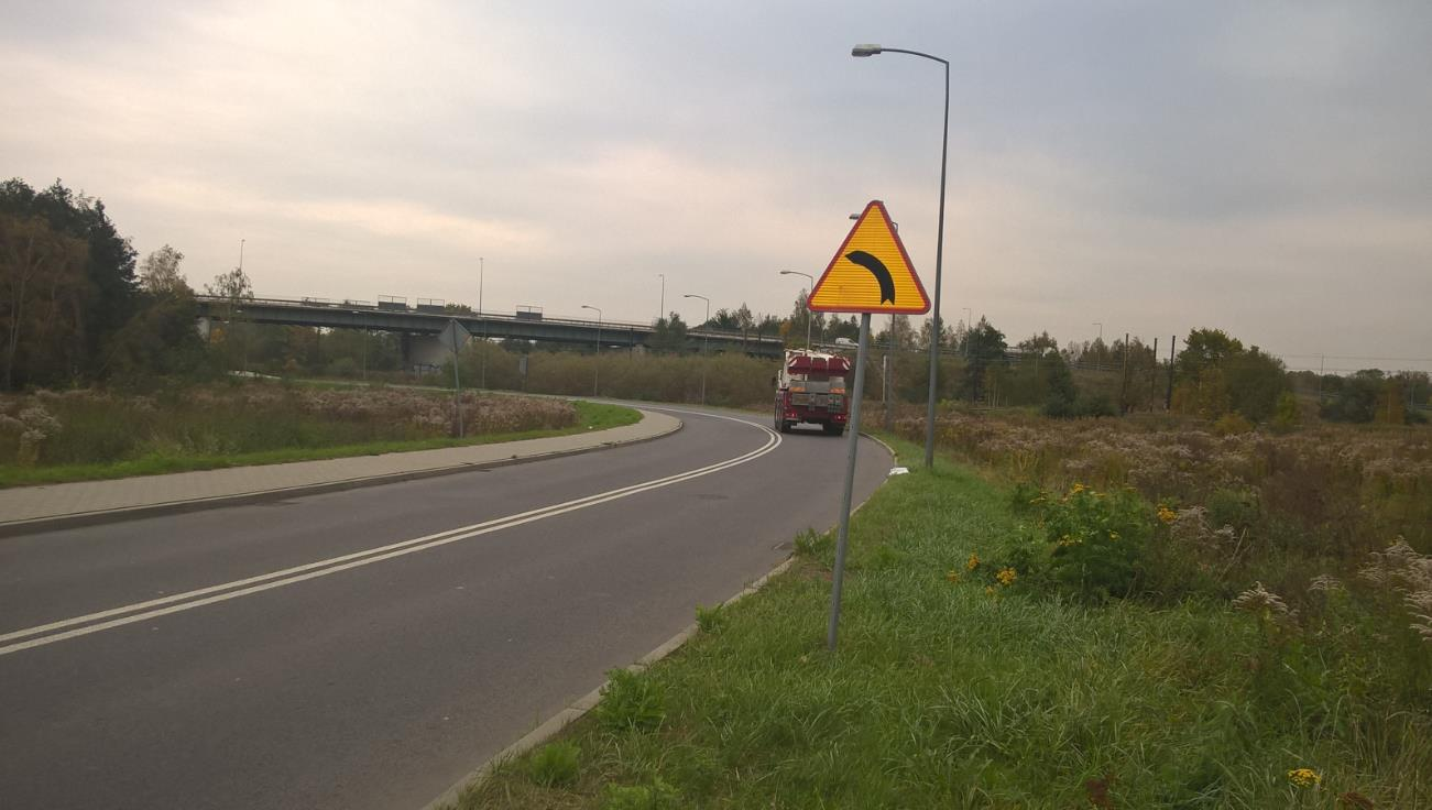 Wariantowo można rozważyć na tym odcinku dopuszczenie ruchu rowerowego na chodniku. W ciągu ul.