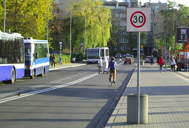 rowerzystom w rejony niedostępne dla samochodów poprzez np. obniżenie krawężników, odpowiednie rozmieszczenie elementów BRD blokujących wjazd, kontraruch tj.