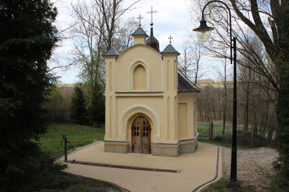 Źródełko Fryderyka Szopena znajduje się na terenie parku miejskiego w Sanoku, na zboczu Góry Parkowej. Zostało obudowane murem oporowym z piaskowca, na którym umieszczono pamiątkową tablicę z 1910 r.