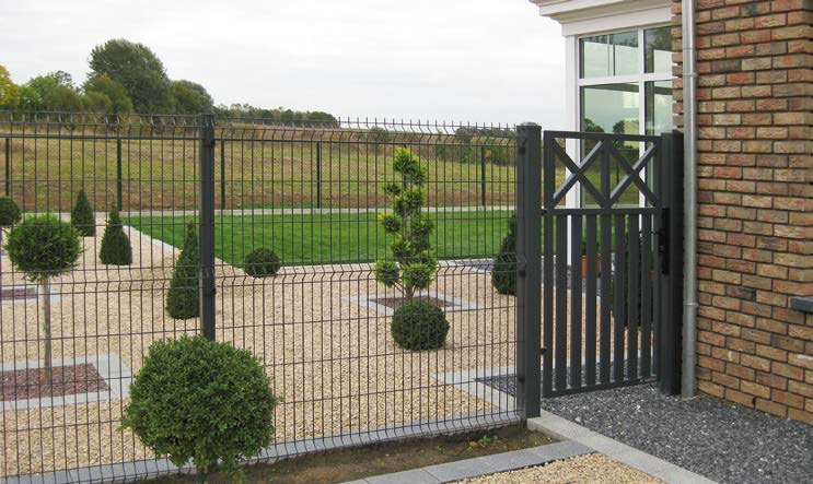PANEL KRATOWY W LINII OGRODZENIA Ciekawym rozwiązaniem na solidne ogrodzenie jest połączenie elementów ogrodzeń ozdobnych z panelami