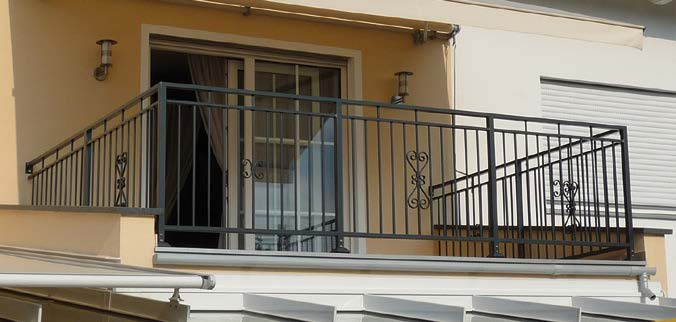 BALKON Z CHARAKTEREM Kontynuacją ogrodzenia może być balustrada balkonowa lub schodowa.