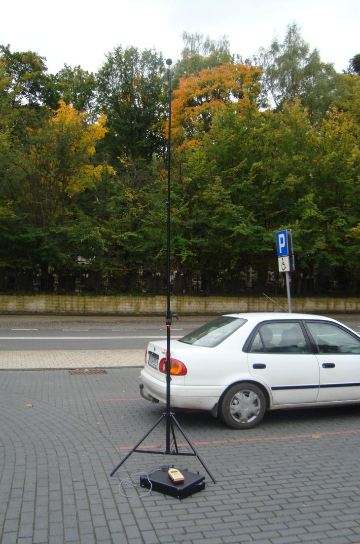 2. Wartości zmierzone Fotografia 3: Otoczenie punktu pomiarowego PK3 Numer punktu pomiarowego PK3 Źródło hałasu Ul. Jacka Malczewskie go Data i godzina wykonania pomiaru 10.10.12r.