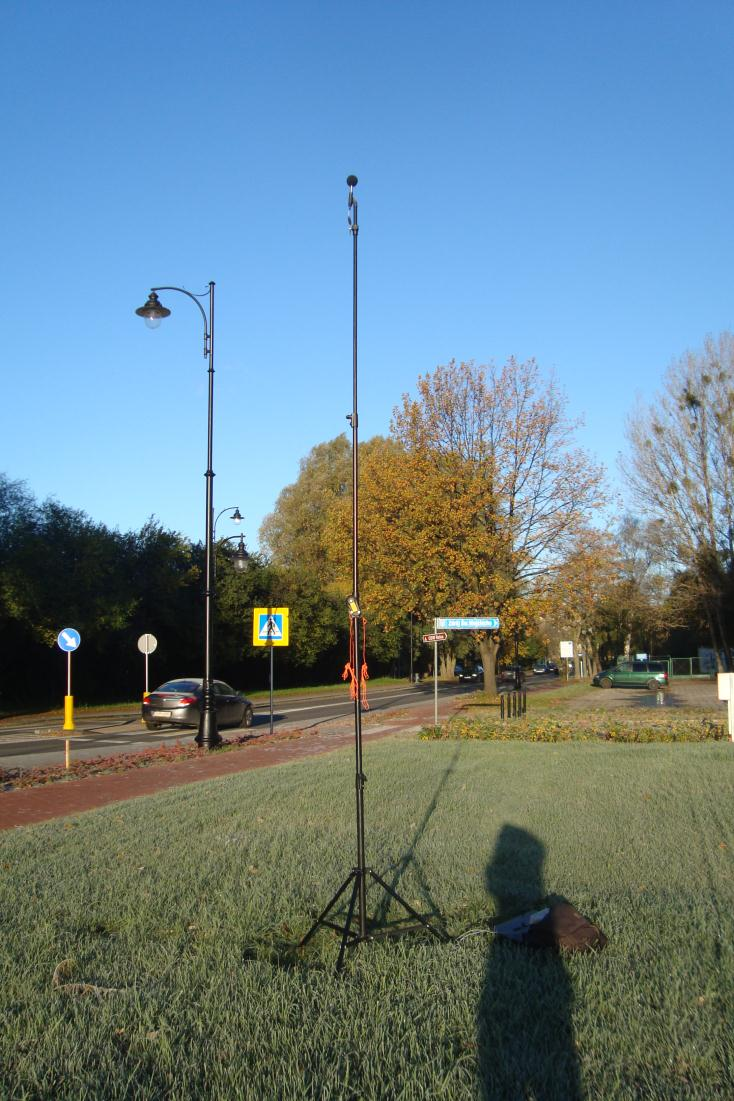 2. Wartości zmierzone Fotografia 5: Otoczenie punktu pomiarowego PK5 Numer punktu pomiarowego PK5 Źródło hałasu Ul. Bitwy pod Płowcami Data i godzina wykonania pomiaru 29.10.12r.