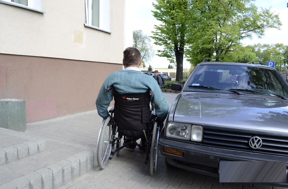 Dalsza droga do windy zastawiona jest przez zaparkowane samochody, między którymi bardzo trudno manewrować wózkiem. Na parkingu wewnętrznym znajduje się miejsce oznaczone wózkiem.