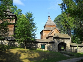 Nowe Brusno Cerkiew św. Paraskewy Drewniana cerkiew greckokatolicka św. Paraskewy (1713). średniowiecza. Towarzyszy jej potężna i równie stara dzwonnica z nadwieszoną, ażurową izbicą.