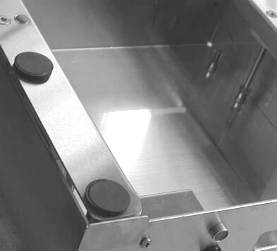 Tabliczka znamionowa Naklejka zabezpieczająca przycisk kalibracyjny Naklejka zabezpieczająca obudowę przed otwarciem Wersja II z przyciskiem kalibracyjnym umieszczonym od spodu panelu.