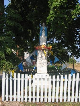 8. Fotografia z opisem wskazującym orientację albo mapa z zaznaczonym stanowiskiem archeologicznym 4. Adres 3. Miejscowość Na posesji nr 14 (w centrum miejscowości). Działka ewid. nr 9/1. 5.