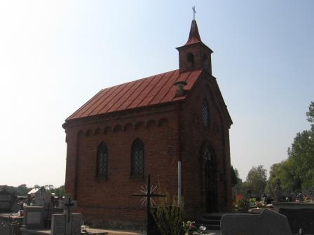 8. Fotografia z opisem wskazującym orientację albo mapa z zaznaczonym stanowiskiem archeologicznym 4. Adres 3. Miejscowość Po lewej stronie drogi Gutów- Jankowice. Na cmentarzu parafialnym.