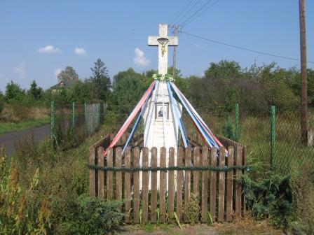 8. Fotografia z opisem wskazującym orientację albo mapa z zaznaczonym stanowiskiem archeologicznym 4. Adres 3. Miejscowość W pobliżu posesji nr 26. Po prawej stronie drogi Jankowice- Suków.