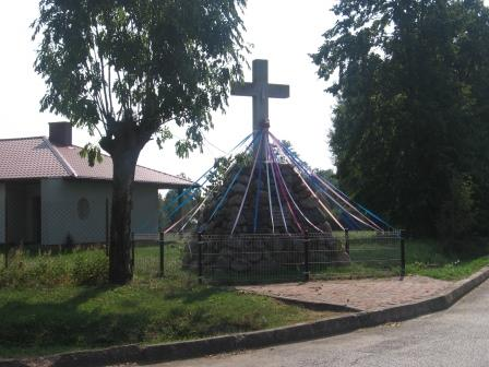 8. Fotografia z opisem wskazującym orientację albo mapa z zaznaczonym stanowiskiem archeologicznym 4. Adres 3. Miejscowość Przy skręcie z drogi głównej w kierunku kościoła. Działka ewid. nr 50