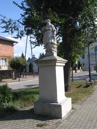 8. Fotografia z opisem wskazującym orientację albo mapa z zaznaczonym stanowiskiem archeologicznym 4. Adres 3. Miejscowość Na placu rynkowym w pobliżu kościoła parafialnego. Działka ewid. nr 1030. 5.