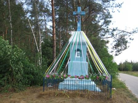 8. Fotografia z opisem wskazującym orientację albo mapa z zaznaczonym stanowiskiem archeologicznym 4. Adres 3. Miejscowość Przy wjeździe do Kamińska od strony Piastowa, ok. 50 m od zabudowań.