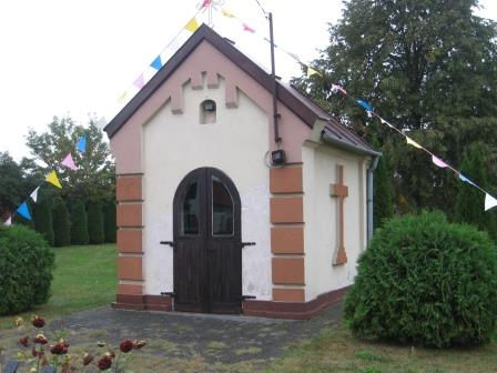 8. Fotografia z opisem wskazującym orientację albo mapa z zaznaczonym stanowiskiem archeologicznym 4. Adres 3. Miejscowość Piaseczno W centrum miejscowości. Po lewej stronie drogi Piaseczno-Lisów.