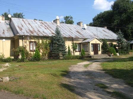 8. Fotografia z opisem wskazującym orientację albo mapa z zaznaczonym stanowiskiem archeologicznym 4. Adres 3. Miejscowość Posesja nr 117. Na północ od drogi powiatowej w kierunku stawów rybnych.