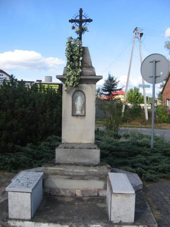 8. Fotografia z opisem wskazującym orientację albo mapa z zaznaczonym stanowiskiem archeologicznym 4. Adres 3. Miejscowość Na placu przed kościołem, teren parkingu. Działka ewid. nr 313/2. 5.