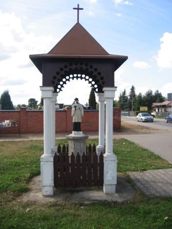 8. Fotografia z opisem wskazującym orientację albo mapa z zaznaczonym stanowiskiem archeologicznym 4. Adres 3. Miejscowość Wsola Na placu przed cmentarzem rzymskokatolickim. Przy ul. Spokojnej.