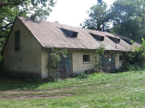 Dwór Lamus (lewy) Oficyna Wozownia Park typu krajobrazowego składa się z powierzchni zadrzewionej, trawiastej i stawów. Założony został na przełomie XVIII i XIX w.