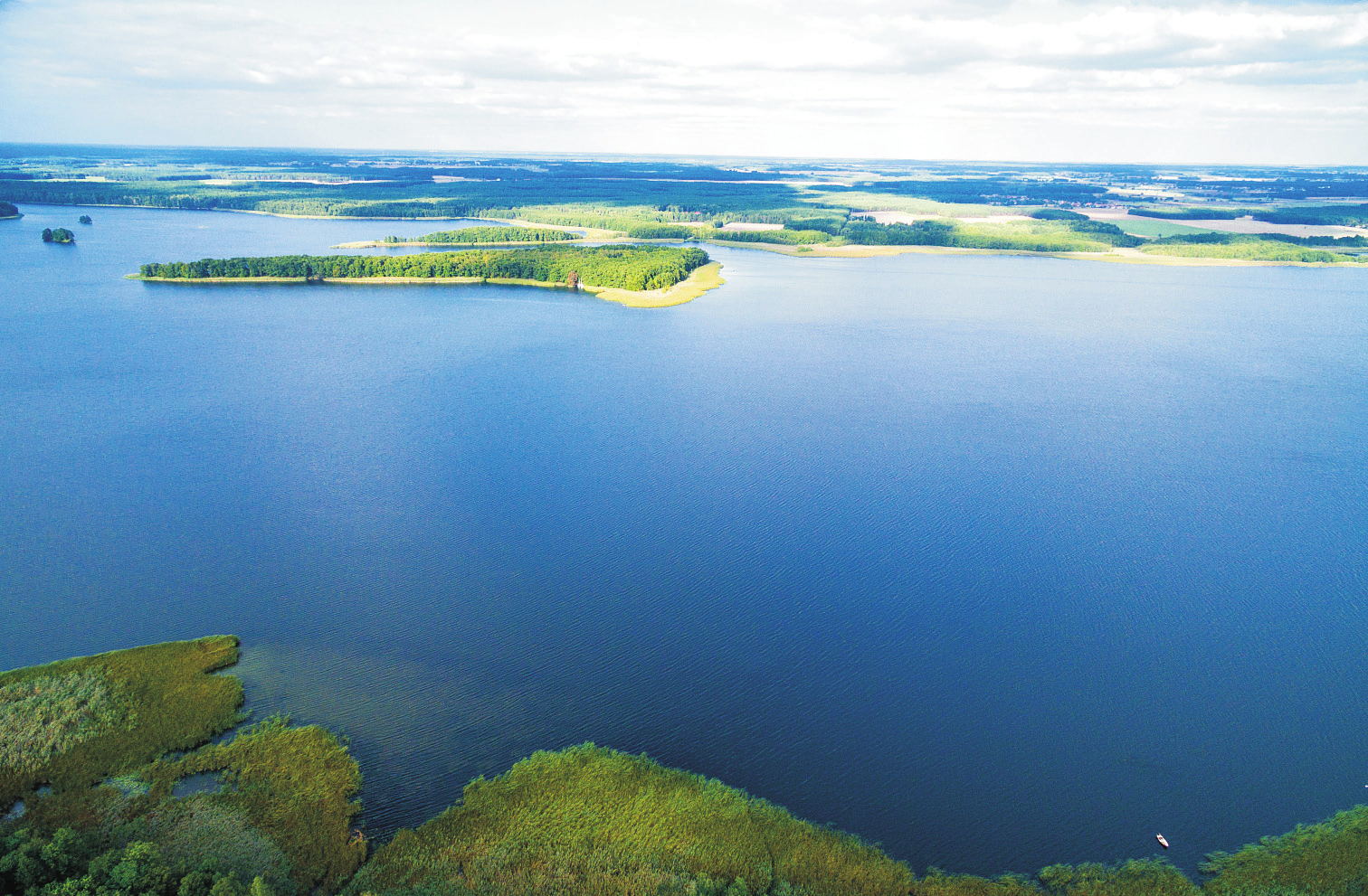 Fot. 1. Jezioro Sławskie widziane z lotu ptaka (fot. B i Z. Chojęta) Photo 1. The bird-eye-view of Lake Sławskie Krakwa Anas strepera.