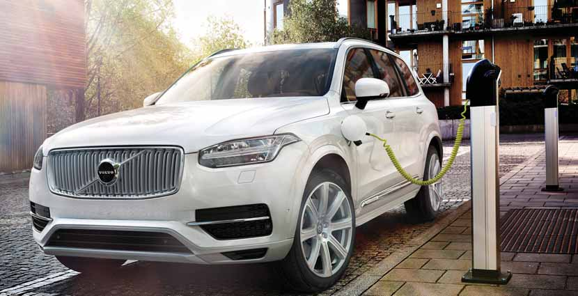 VOLVO XC90 10 PLUG-IN HYBRID Wersja silnikowa T8 PLUG-IN HYBRID oprócz standardowego wyposażenia poszczególnych wersji zawiera dodatkowo: Panoramiczne okno dachowe 12,3" cyfrowy wyświetlacz zegarów