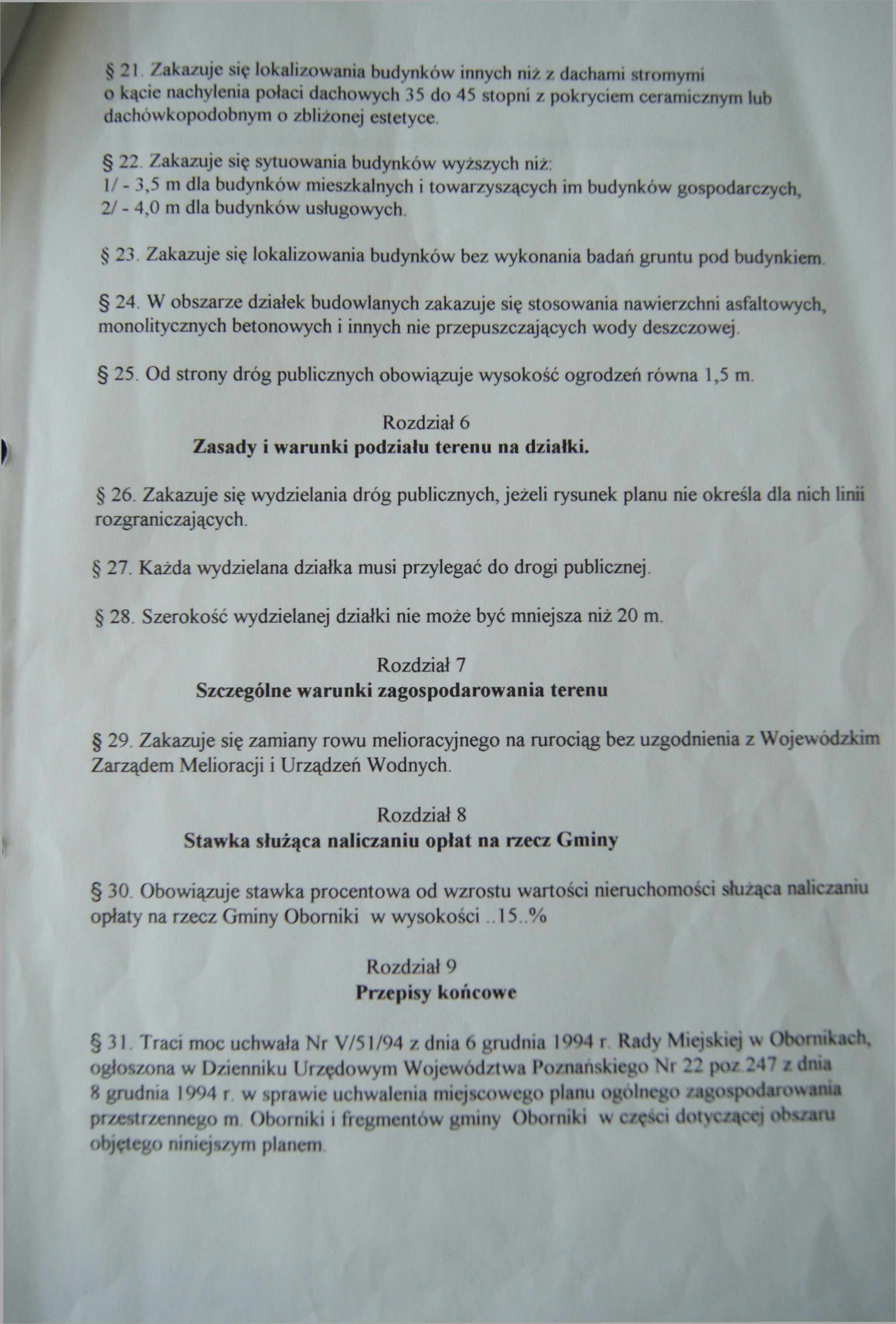 21. Zakazuje się lokalizowania budynków innych niż z dachami stromymi o kącie nachylenia połaci dachowych 35 do 45 stopni z pokryciem ceramicznym lub dachówkopodobnym o zbliżonej estetyce. 22.