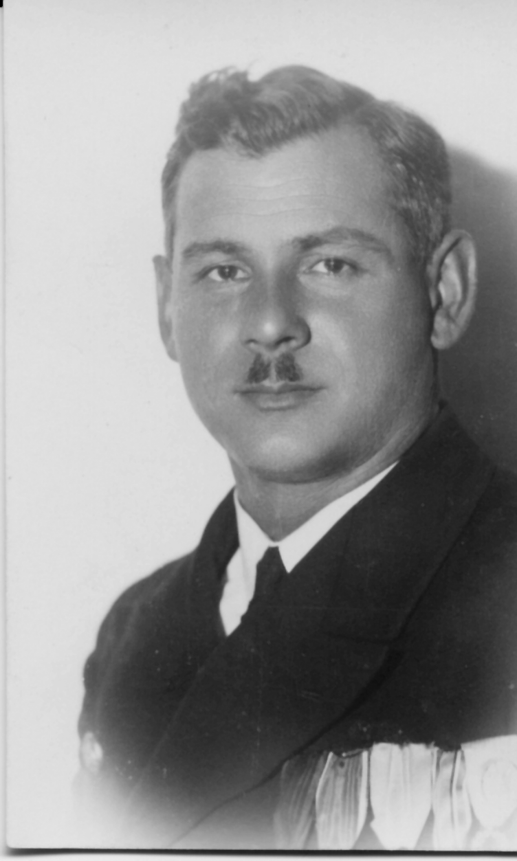 Kopeć Karol nauczyciel, pierwszy gdyński inspektor szkolny Urodził się 5.08.1889 r. w Łazach, powiat bocheński, ojciec był nauczycielem.