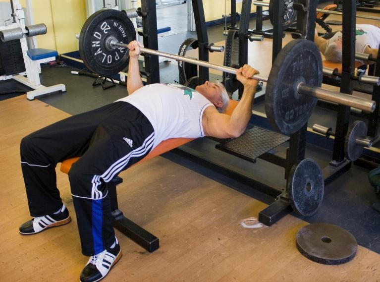 Jeżeli trenujesz 3 razy w tygodniu a tak jest najlepiej w tej metodzie, proponujemy następujący podział ćwiczeń: Dzień I 1. Klatka piersiowa 2. Bicepsy 3. Dolny grzbiet (odcinek lędźwiowy) Dzień II 1.