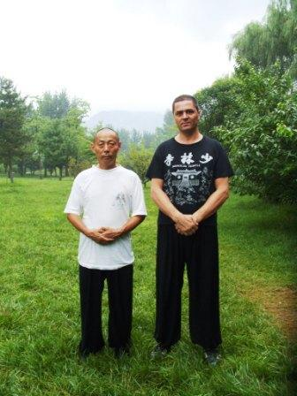 1 CYRKULACJA BIOENERGII QI W TRAKCIE WYKONYWANIA ĆWICZEŃ SHAOLIN YI JIN JING WEDŁUG MNICHA SHI SU GANGA Fot. I Fot.I: Sifu Shi Su Gang oraz Sławomir Pawłowski.