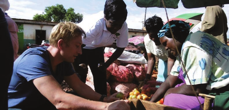 nieuwsbrief@looijetomaten.nl 24/10/2014 Looije 2 Kenia W ostatnim czasie Michiel, Ramon i Ron byli w Kenii, aby pomagać lokalnym producentom pomidorów.