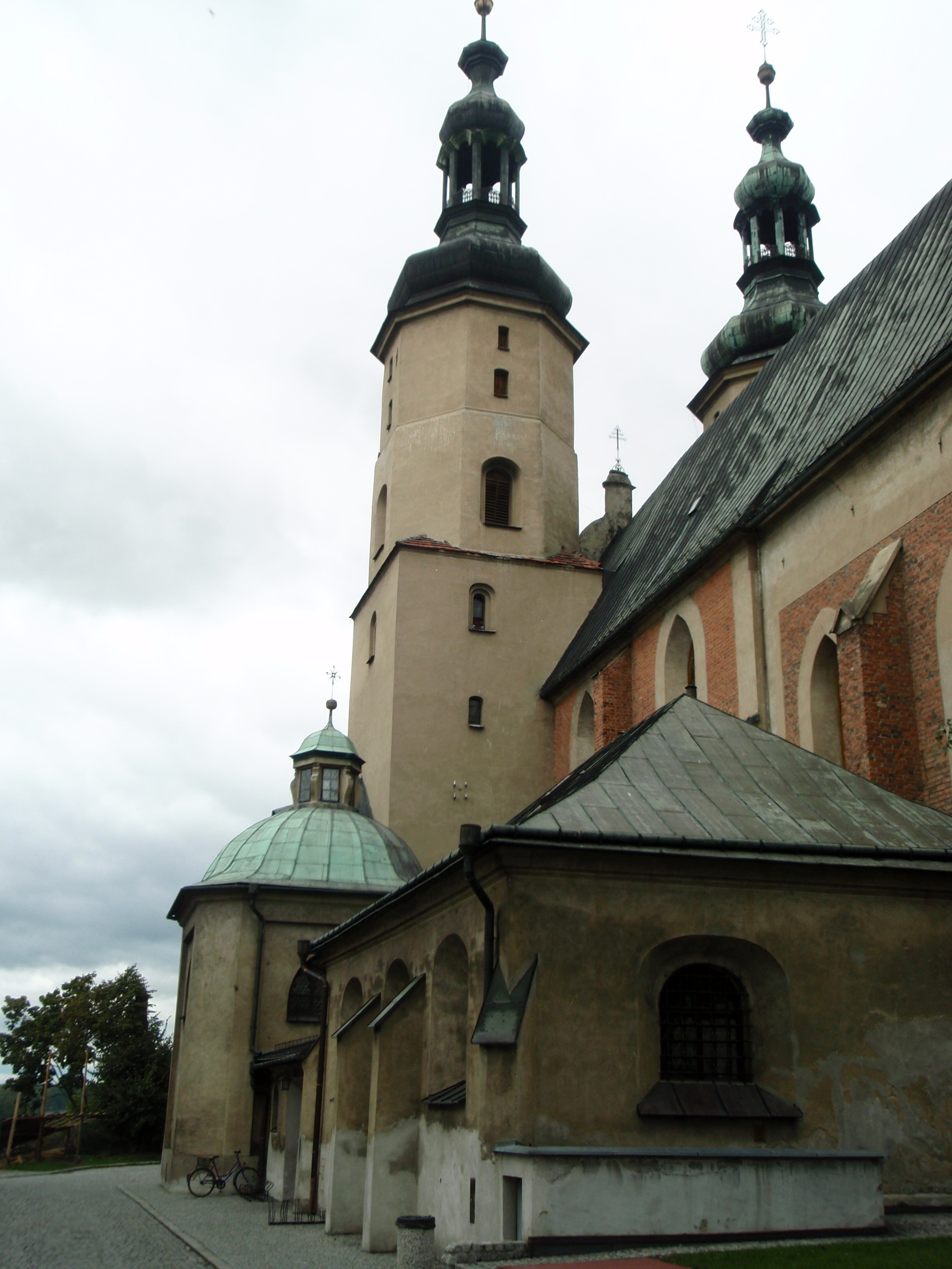 17 Kościół parafialny p.w. św. Bartłomieja Nr rej. 9/51 z 05.02 1951 r. Powstał prawdopodobnie w 1380 r. w miejscu wcześniej istniejącej świątyni.