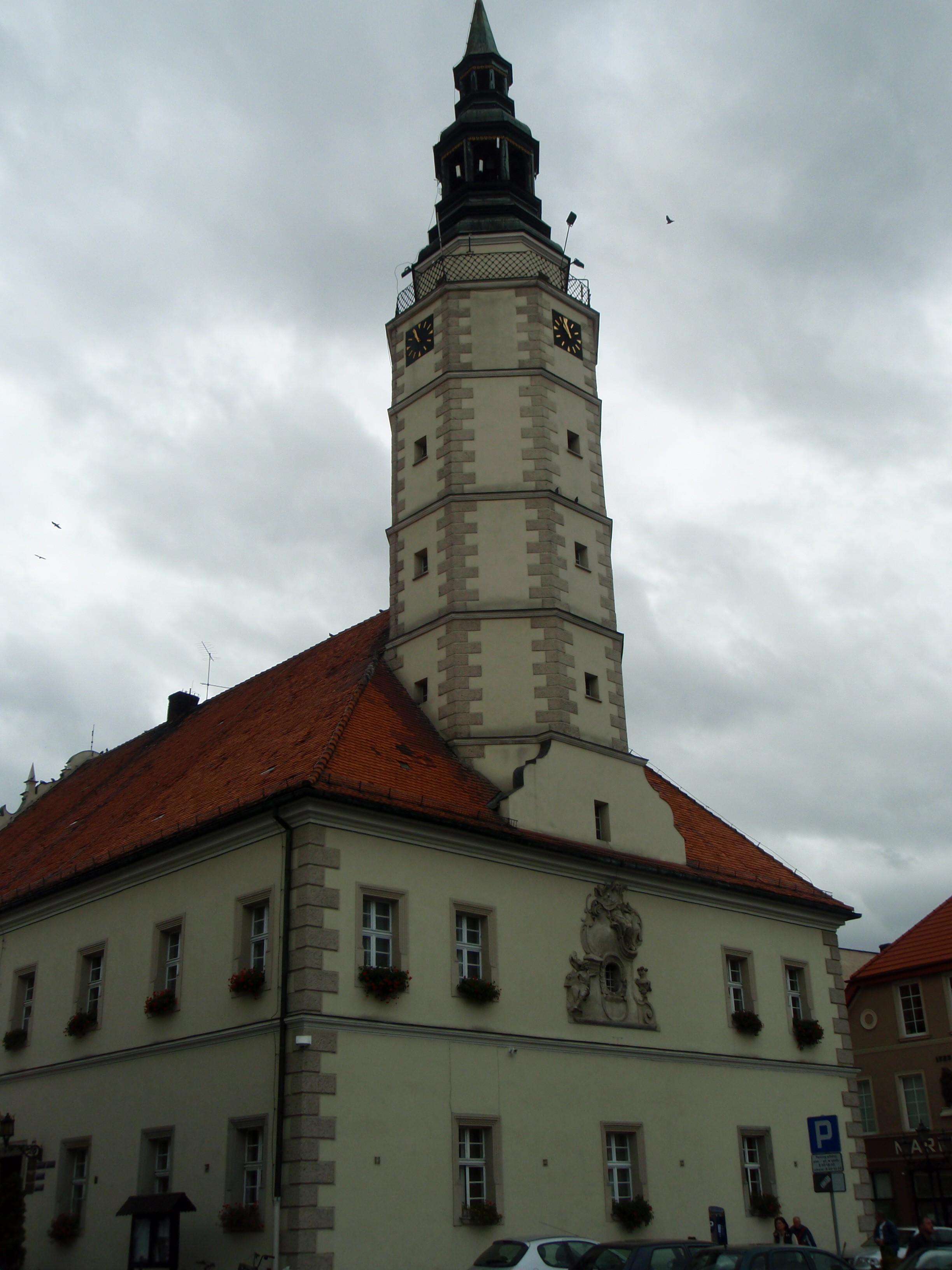 21 Wzniesiona z inicjatywy Jerzego Oppersdorffa w 1597 r. przez 300 lat drewnianymi rurami dostarczała wodę do dwóch studni na Rynku i ulicy Zamkowej. Ratusz Nr rej. 117/54 z 3.09.1954 r.