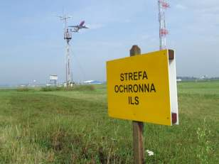 4.13. Strefy ochronne ILS Na terenie lotniska jest zainstalowane urządzenie radionawigacyjne systemu lądowania według wskazań przyrządów ILS.