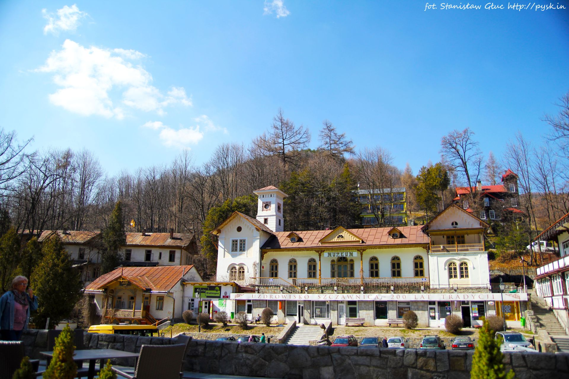 Zakochaj się w Szczawnicy Szczawnica jest pięknie położonym miasteczkiem w malowniczym terenie pomiędzy Beskidem Sądeckim a Pieninami. To tutaj kończy sie obecnie spływ Dunajcem.
