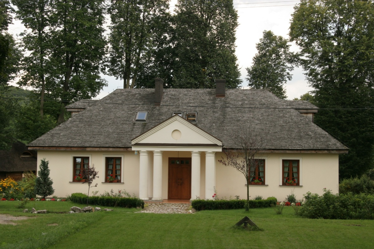 Budowle Obok dworków drewnianych coraz częściej pojawiały się murowane, początkowo jeszcze obronne potem mniej warowne, zapewniające większą wygodę mieszkańcom.