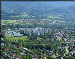 BIELSKO - BIAŁA Bielsko-Biała, miasto leżące u stóp Beskidu Śląskiego oraz Beskidu Małego, nad rzeką Białą. Stolica regionu zwanego Podbeskidzie.