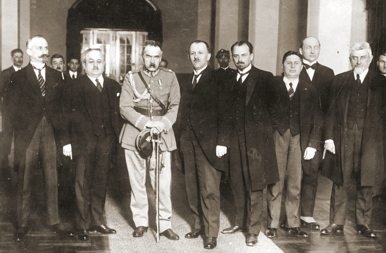 Marszałek w otoczeniu członków rządu Kazimierza Bartla (1926 r.) Działania Piłsudskiego były akceptowane przez sporą cześć społeczeństwa.