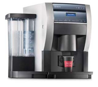 Espresso 8 wyborów + opcja kawy bez kofeinowej Kawa Ziarnista 350 gr Mleko Instant 300 gr Wewnętrzny zbiornik wody 3,5 l Maksymalna wydajność(*): 60 wyborów (55 cc) = 3,3 litra Instant 8