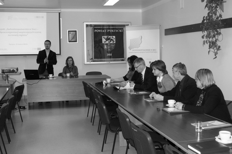 WSPÓŁPRACA SEKTORA POZARZĄDOWEGO I WŁADZ LOKALNYCH Spotkanie na temat współpracy sektora pozarządowego i władz lokalnych w powiecie pyrzyckim odbyło się 15 marca 2012 r.
