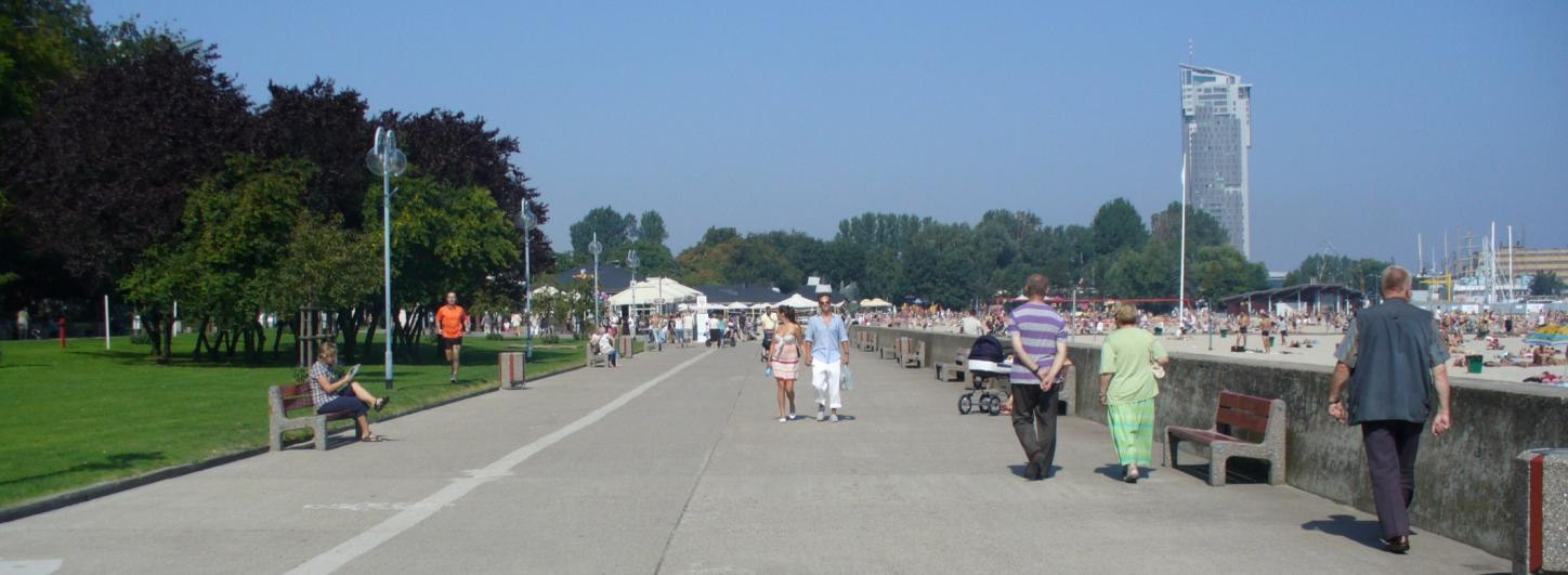 przestrzeń autentycznie publiczna przestrzeń wyróżniająca się przez jej w pełni wielofunkcyjny charakter, swobodę i powszechność użytkowania oraz spełnianie funkcji służących różnym podmiotom, osobom