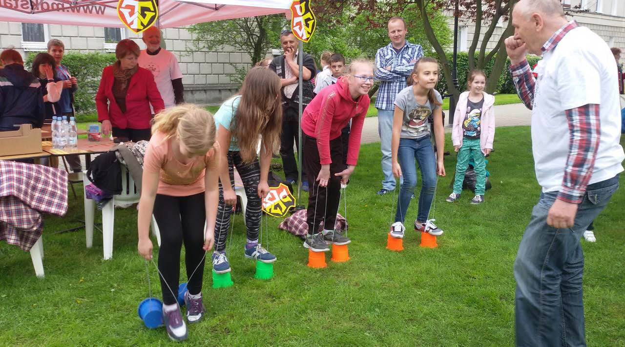 NA FOTOGRAFII: W RAMACH OBCHODÓW 70-LECIA STALOWEJ WOLI GRUPA WOLONTARIUSZY UTW PRZYGOTOWAŁA DLA DZIECI GRY I ZABAWY PODWÓRKOWE Patrząc z perspektywy Uniwersytetu, jak najbardziej wzrasta prestiż,