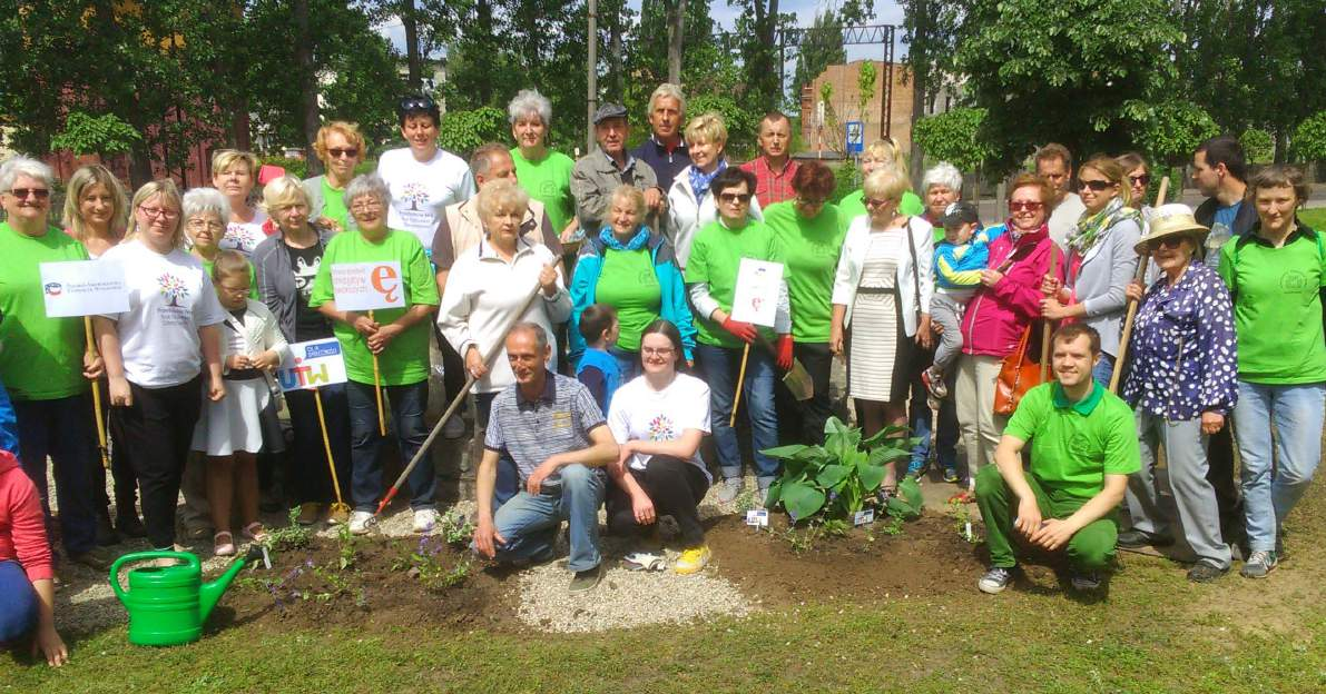 NA FOTOGRAFII: SŁUCHACZE UTW I MIESZKAŃCY CHODZIEŻY ZAŁOŻYLI W MIEJSKIM PARKU OGRÓDEK SPOŁECZNOŚCIOWY Poprzez uczestnictwo w projekcie UTW dla społeczności sekcja wolontariatu oraz przyjaźni jej