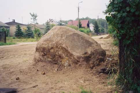 W sierpniu 2001 roku w czasie prac kanalizacyjnych na ulicy Leśnej