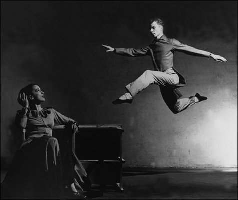 TEST Zadanie 2. (4 pkt) Wpisz pod każdą z fotografii literę, którą oznaczono nazwiska przedstawionych tancerzy. A. Margot Fonteyn i Rudolf Nurejew B.