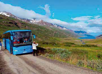 Morgunþokan hafði lyft sér upp og sjást vel í fjöllin hinu megin fjarðarins á leið okkar út á Dalatanga. Þar mátti sjá yfir á Barðsneshorn og hin litskrúðuðu Rauðubjörg blöstu við.