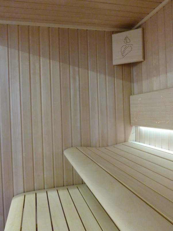 C Comfortline to linia saun klasycznych dla lubiących tradycyjne rozwiązania z lekką szklaną wariacją na temat sauny.